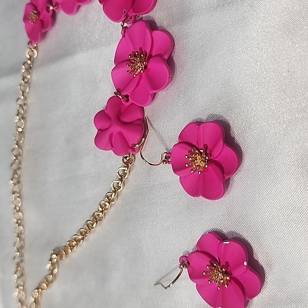 Liz Claiborne Pink Floral Necklace And Earrings Set. - Picture 9 of 9